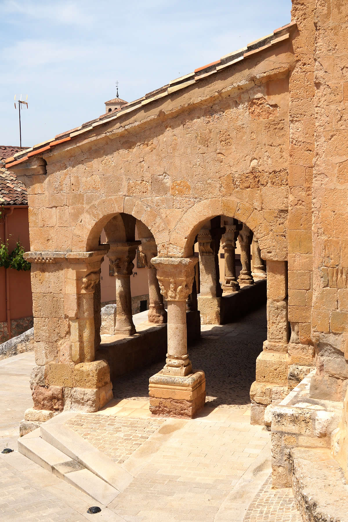 Lateral oriental del pórtico de la iglesia de San Miguel