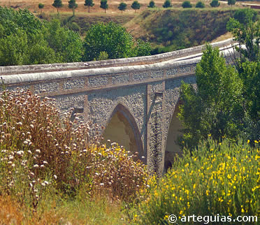 Puente medieval de Ar&eacute;valo