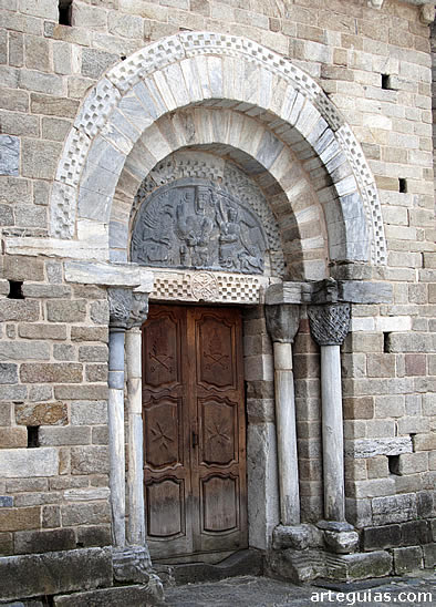 Iglesia de Boss&oacute;st: puerta norte