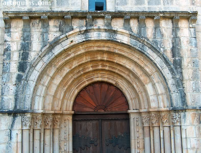 Santa MAr&iacute;a de Siones: puerta occidental