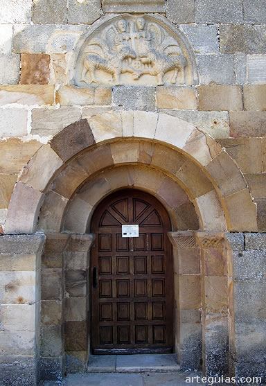 Puerta sur con el t&iacute;mpano empotrado encima