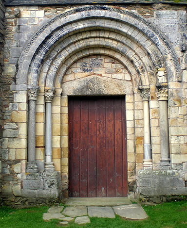Puerta occidental. Campa&ntilde;a del siglo XII