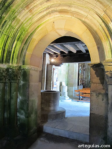 Puerta occidental y pila bautismal