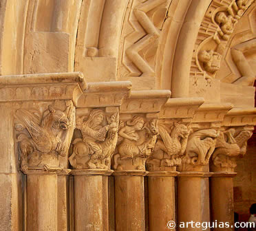 Revilla de Santullan. Capiteles de la portada