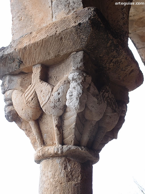 Capitel con aves bebeindo