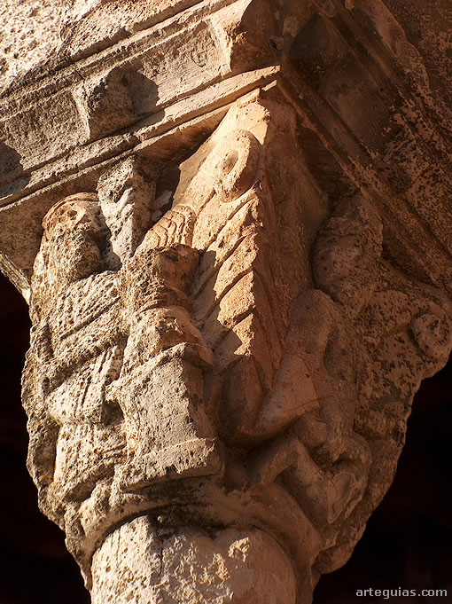 Capitel del pórtico