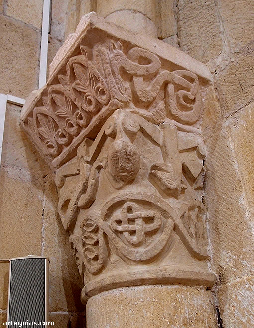 Capitel de un arco interior