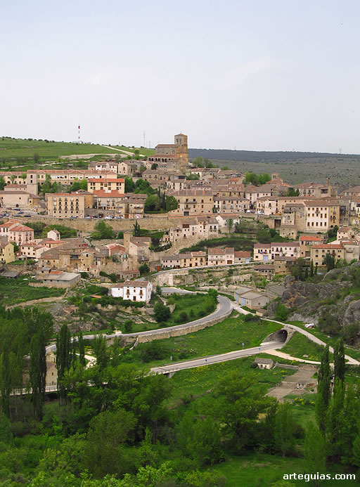 Villa de Sepúlveda, Segovia. Em el horizonte, por encima del caserío, la iglesia de El Salvador