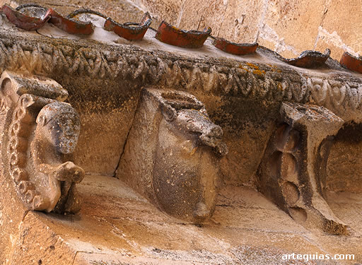 Canecillos que soportan el alero de la iglesia de El Salvador de Sepúlveda