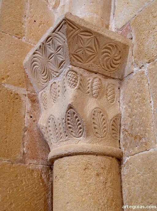 Capitel de un arco interior