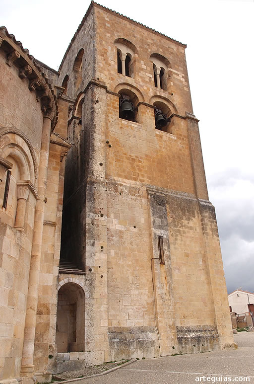 Ábside y campanario