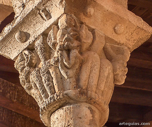 Galería porticada. Capitel de cuadrumanos