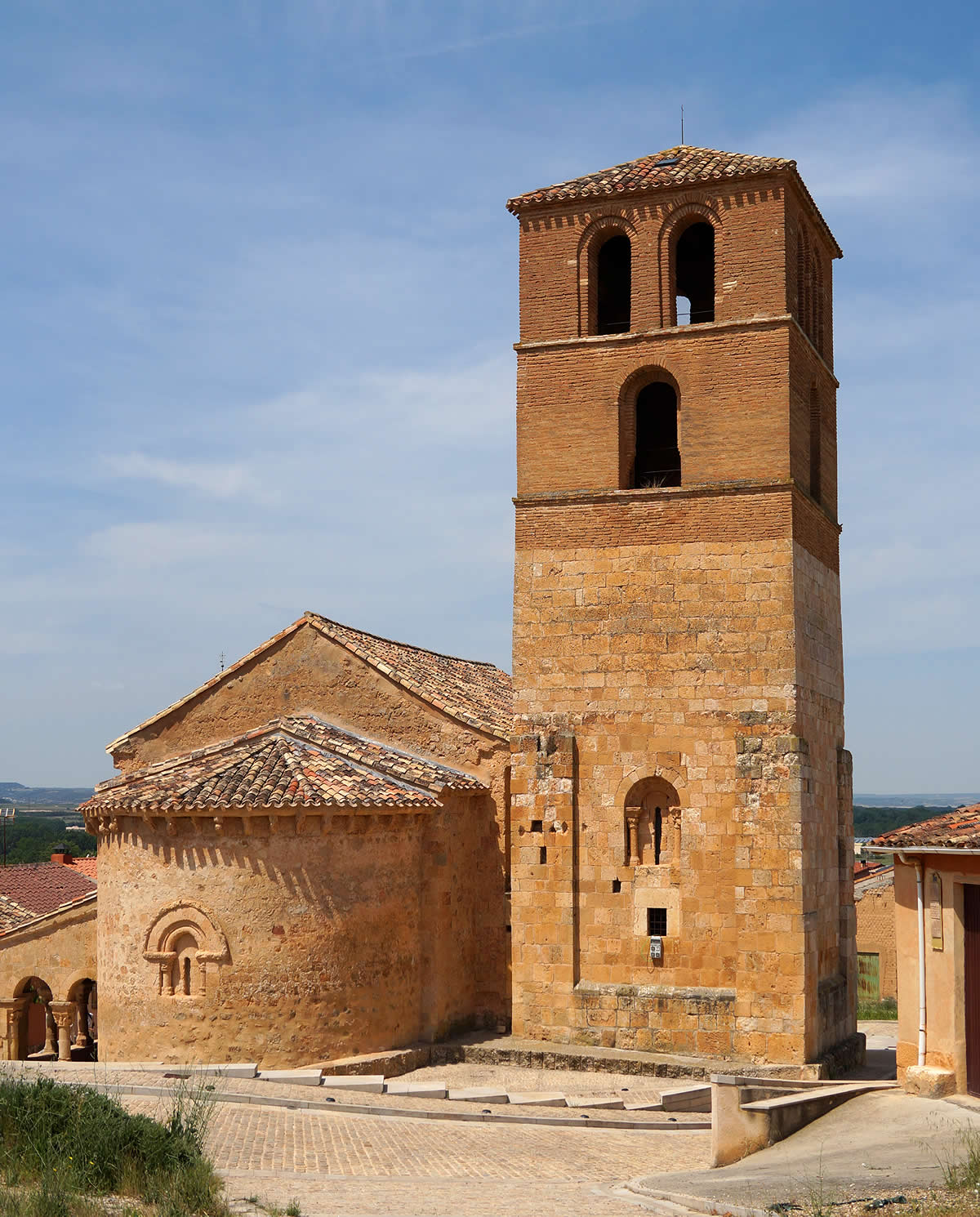 La iglesia románica de San Miguel desde el nordeste