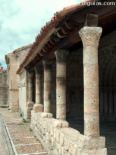 P&oacute;rtico con columnas rom&aacute;nicas
