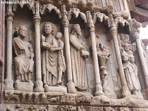 La portada de la iglesia est&aacute; dedicada parcialmente a la vida y los milagros de San Bartolom&eacute; seg&uacute;n la Leyenda Dorada