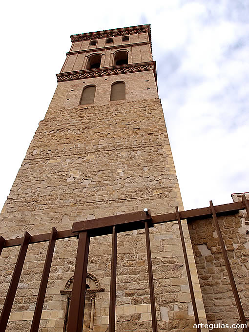 Torre campanario de estilo rom&aacute;nico y g&oacute;tico