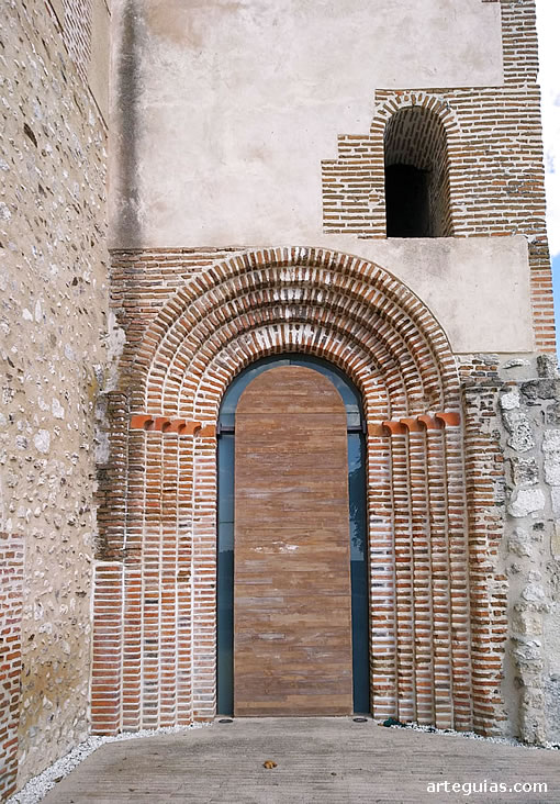 Gran arco de entrada a la capilla sur desde el oeste
