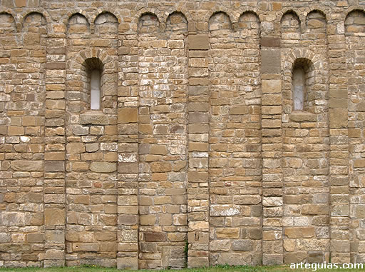 Muro románico lombardo de San Caprasio de Santa Cruz de la Serós