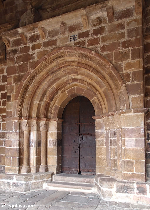Portada tardorrománica del siglo XIII en el muro meridional. Iglesia de San Cebrián de Mudá