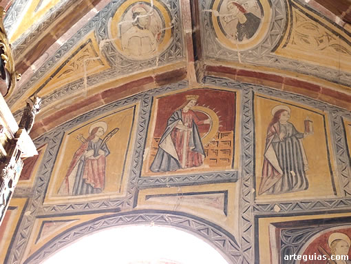 Muro sur de la cabecera con las imágenes de varias santas