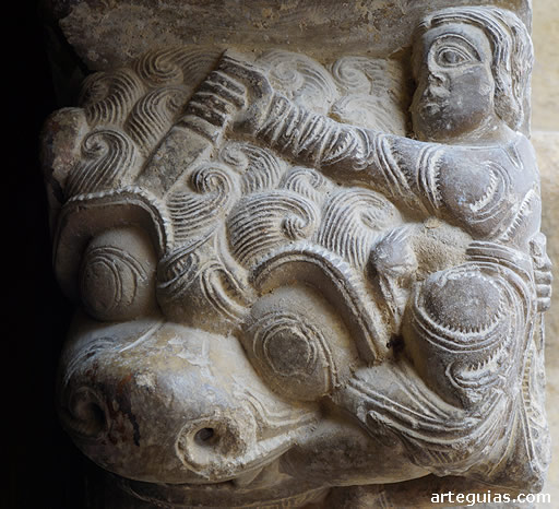 Mocheta que sujeta el tímpano de la puerta de San Felices de Uncastillo