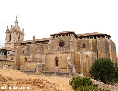 Vista lateral de la enormidad de la iglesia de San Hip&oacute;lito