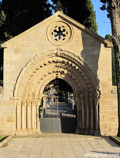 Puerta en el cementerio: Hospital de San Juan de Acre de Navarrete