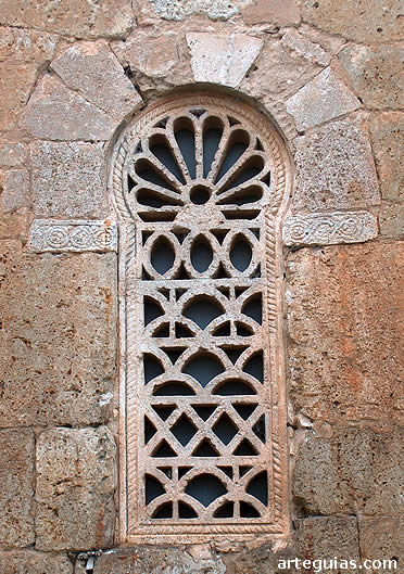 Ventanal de la iglesia con celos&iacute;as
