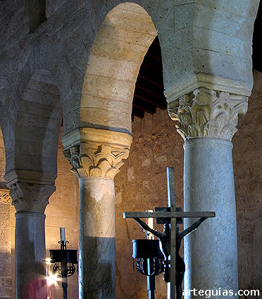 Las naves de San Juan de Ba&ntilde;os  se separan mediante arcos de medio punto