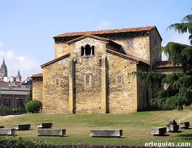 Iglesia prerrom&aacute;nica de San Juli&aacute;n de Los Prados. Al fondo Oviedo