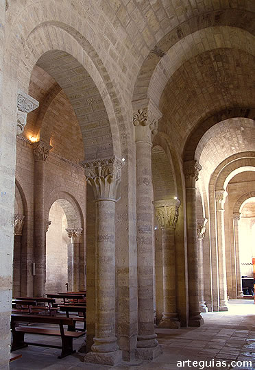 Interior de la iglesia de San Mart&iacute;n de Fr&oacute;mista