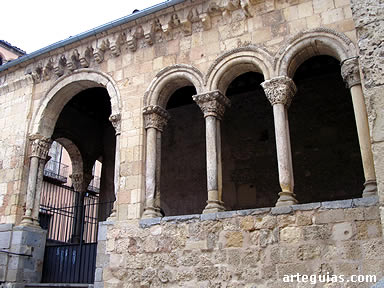 Iglesia de San Mart&iacute;n: parte de la galer&iacute;a porticada occidental