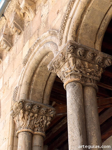 Por desgracia, la escultura de canecillos y capiteles se encuentra muy atacada por los agentes atmosf&eacute;ricos y la contaminaci&oacute;n