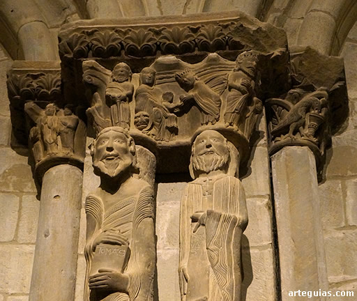 Detalle de las estatuas columnas del interior. En el capitel aparece la Epifanía de los Reyes Magos