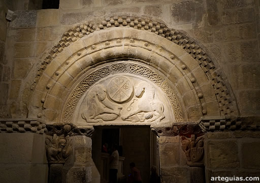 Portada lateral de San Martín de Uncas con un tímpano inspirado en la puerta occidental de la catedral de Jacatillo