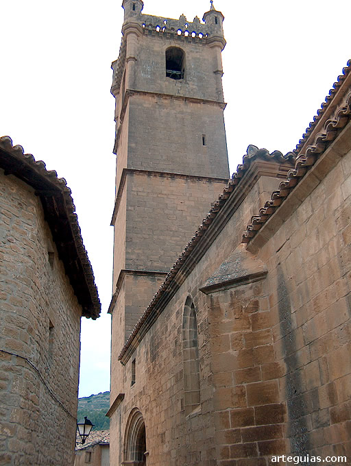 Torre campanario de la iglesia de San Martín de Uncastillo