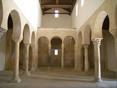 San Miguel de Escalada tiene tres naves con arcos de herradura y columnas y un iconostasio que separa el cuerpo de la iglesia del transepto y la cabecera