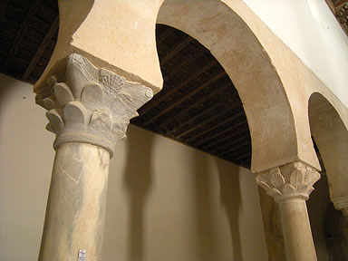Arcos y capiteles moz&aacute;rabes del templo