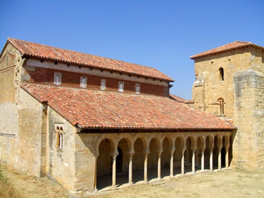 El p&oacute;rtico lateral es de gran plasticidad y le confiere personalidad y gracia a la construcci&oacute;n