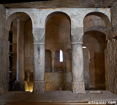 San Pedro de la Nave se caracteriza por su estructura muy compartimentada