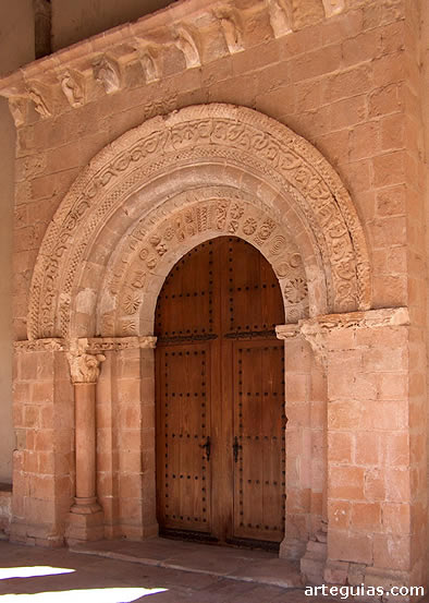 La puerta de ingreso a la iglesia de San Pedro de Gaíllos