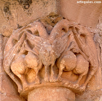 Capitel con grifos en un ventanal de la iglesia