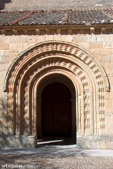 Puerta de ingreso del pórtico románico