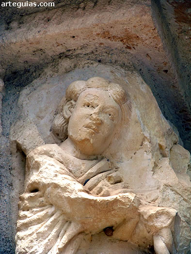 Relieve de uno de los capiteles de la galería porticada