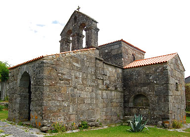 El juego de vol&uacute;menes del templo con su planta de cruz griega y la contundencia de la siller&iacute;a de los muros confieren una gran sensaci&oacute;n de monumentalidad