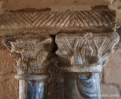 Capitel romano y otro prerrom&aacute;nico, probablemente visigodo
