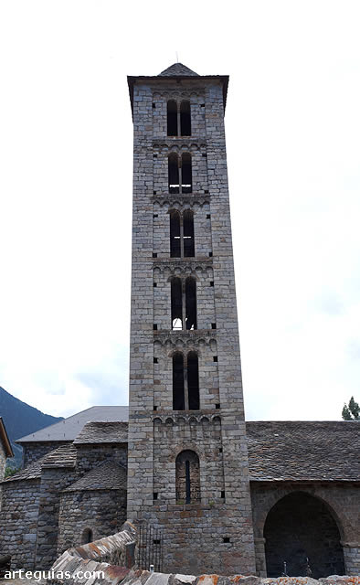 Alt&iacute;simo campanario lombardo