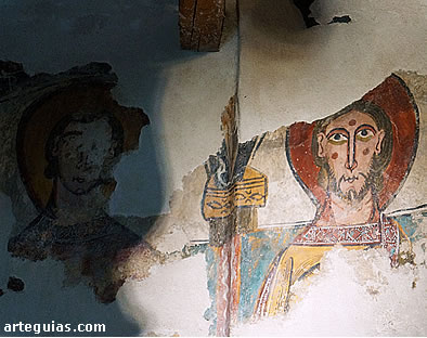 Las pinturas más valiosas son del siglo XII, románicas, donde quedan restos de un Cristo en Majestad y un Apostolado