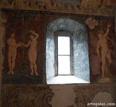 La principal sorpresa del interior de la Iglesia de Santa Eulalia de Unha, es el conjunto de pinturas murales de distintas épocas que hay en su interior
