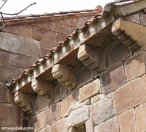 Modillones de rollos mozárabes de la iglesia de Santa Leocadia de Helguera